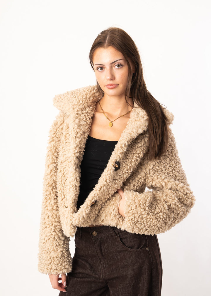 Lockere Jacke aus Schafsfell mit Locken