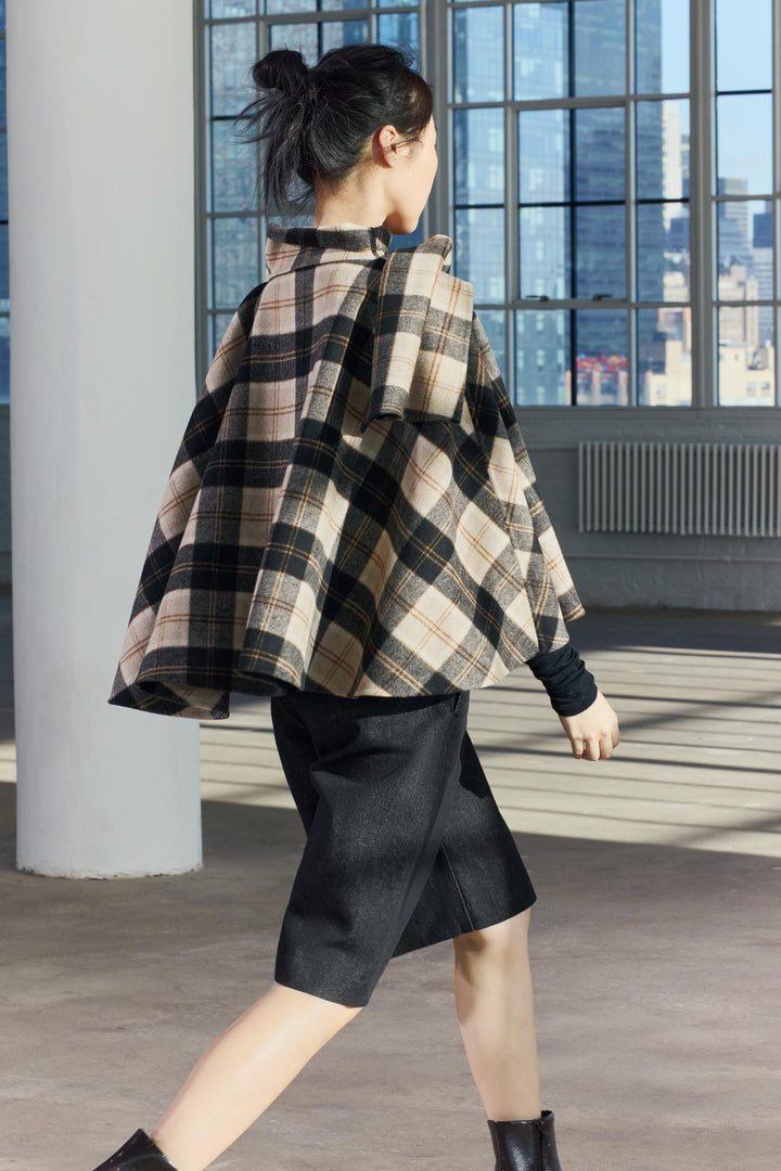 Stylish boxy coat with a checked pattern for stylish layering. 