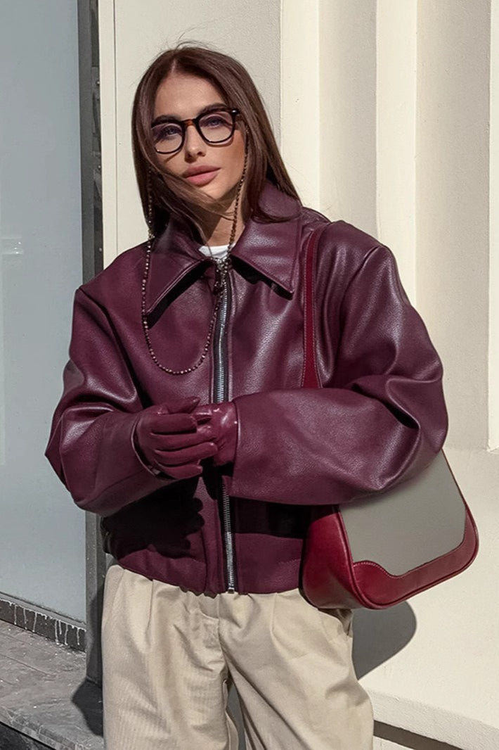 Damen Bikerjacke aus schwarzem Kunstleder, kurz geschnitten