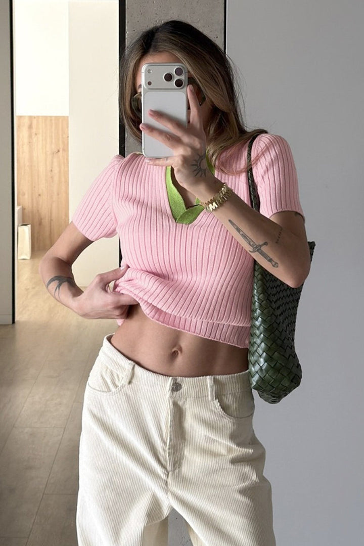 Damen Rippstrick-Polo-Pullover mit grünem Kontrastkragen auf weißem Hintergrund