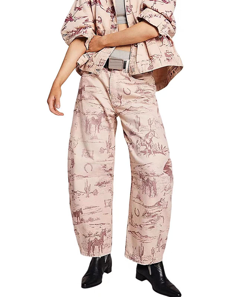 Detailansicht des Prints auf der Damenjeans mit lockerem Schnitt