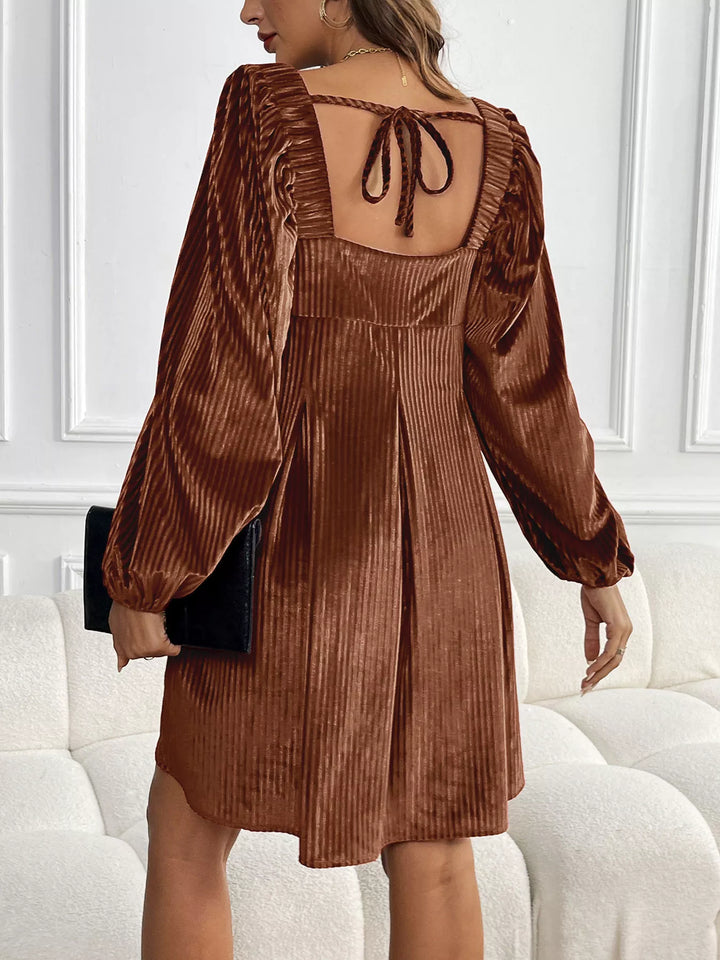 Elegantes Samtkleid für Damen mit langen Ärmeln und quadratischem Ausschnitt