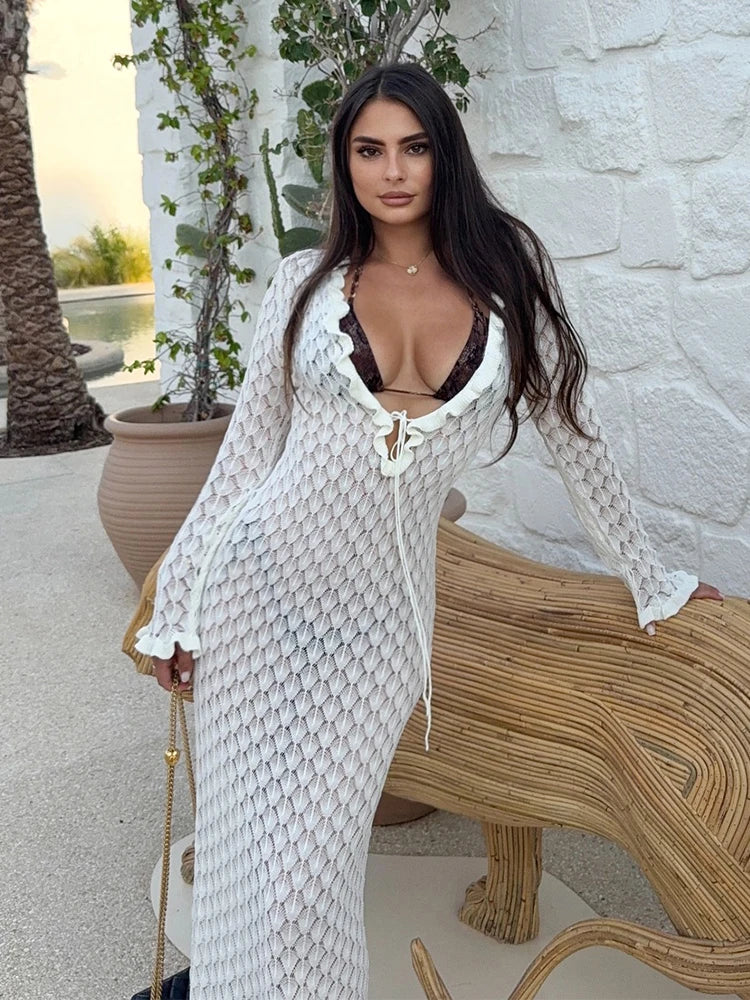Gehäkeltes Strick-Strandmaxikleid mit tiefem Ausschnitt, Schnürung und Volant-Details