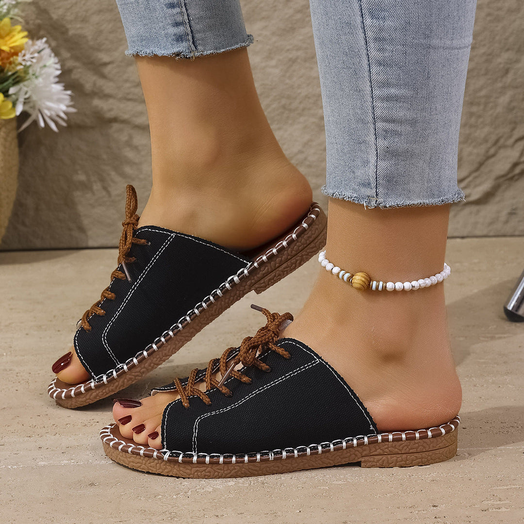 Detailansicht der Schnürung und Riemen der Damen Sandalen