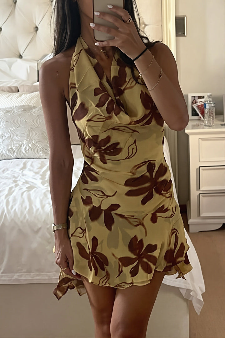 Kurzes Damenkleid mit floralem Print in seitlicher Ansicht