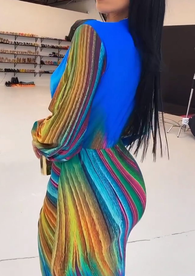 Maxikleid mit V-Ausschnitt und Batik-Faltenrock