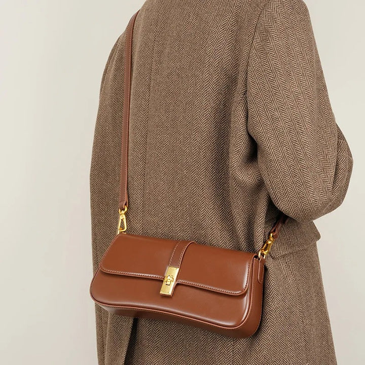 Helviora® | Glänzende Schultertasche mit goldener Schließe