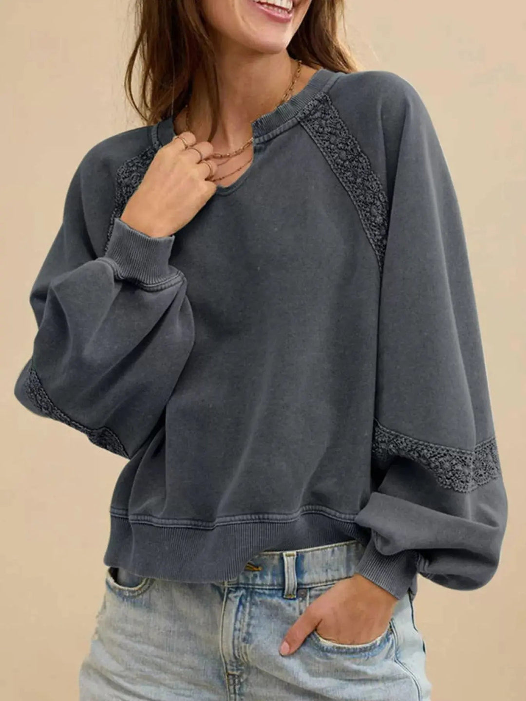 Gemütliches Sweatshirt mit Spitzenbesatz für lässig-schicke Looks