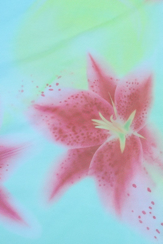 Detailansicht des Trägerkleids mit floralem Print und Volants