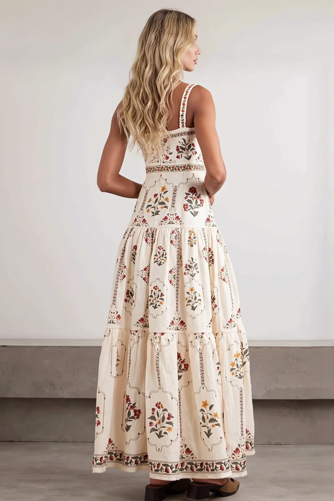 Langes Boho-Kleid für Damen mit floralem Muster und Patchwork-Design in Ganzkörperansicht