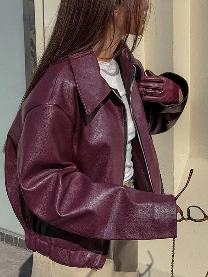 Bordeauxrote Kunstlederjacke mit stilvollem Reverskragen und Reißverschlussdetail