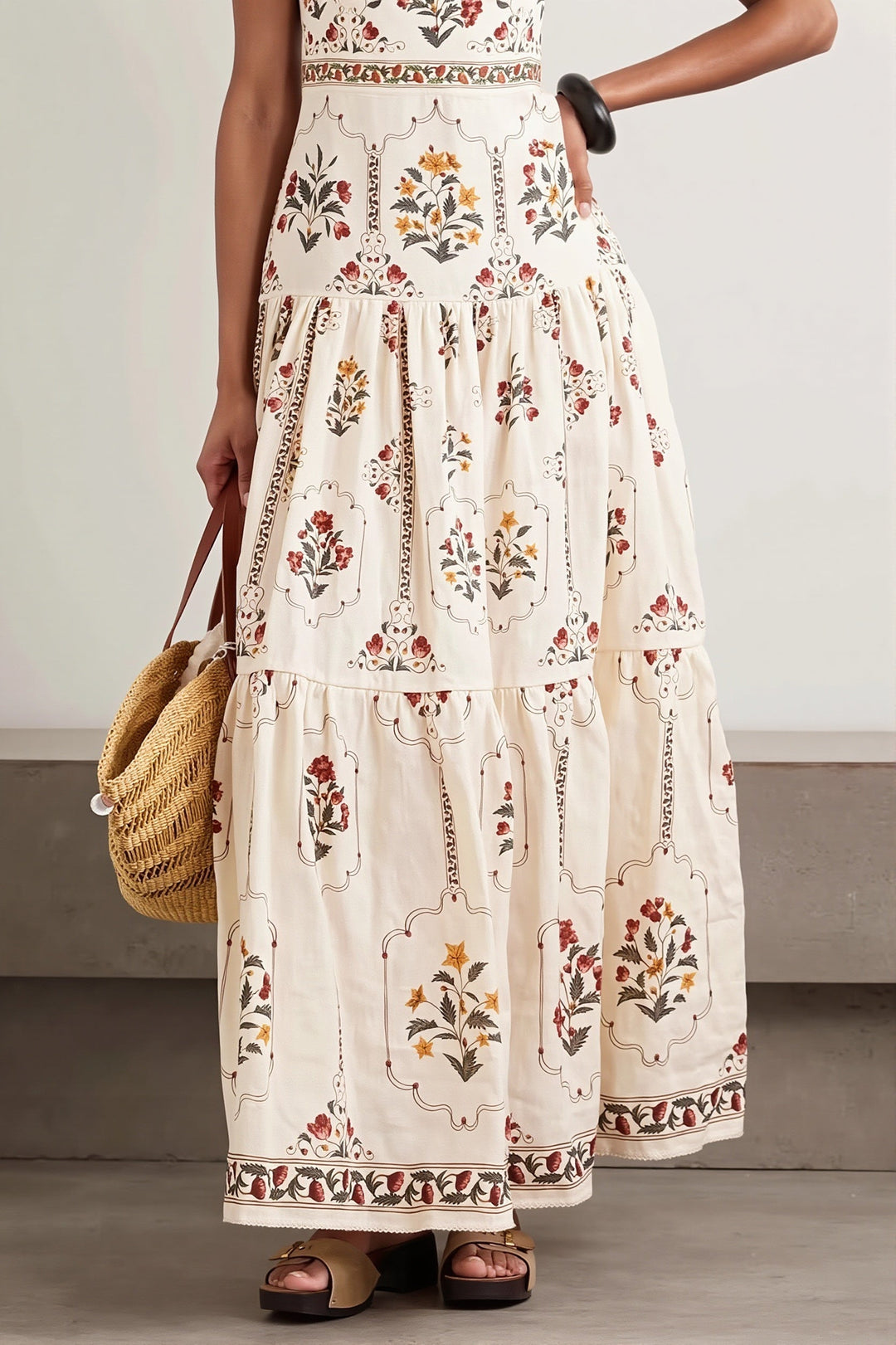 Sommerliches Damen Maxikleid mit Blumenprint und Patchwork, leicht und feminin präsentiert