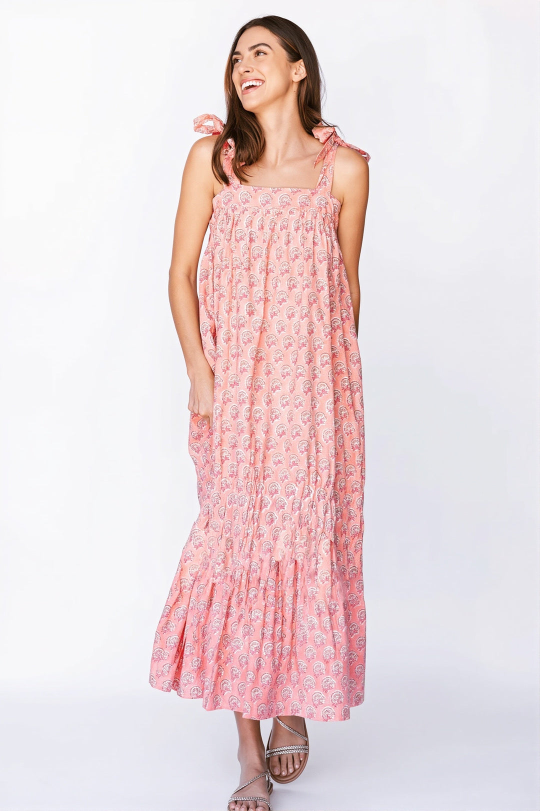 Damen Maxikleid mit Print in lockerer Passform seitlich getragen