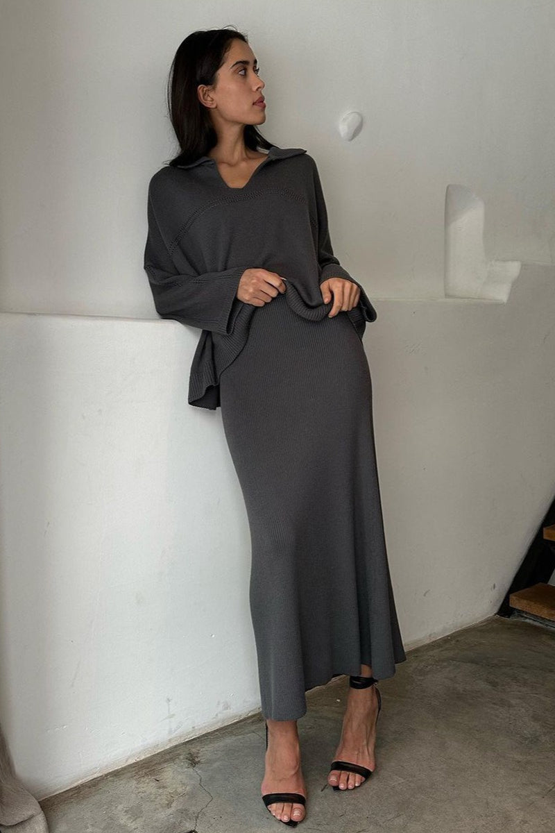 Elegantes Damenoutfit aus gestricktem Pullover und Midirock