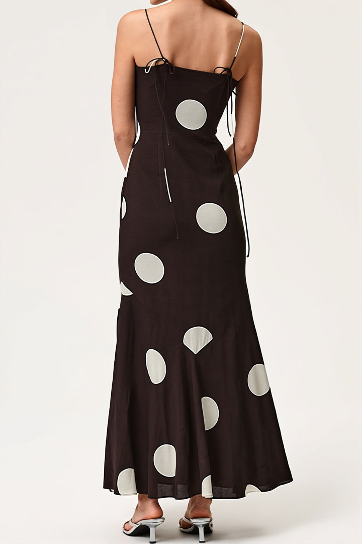 Damenkleid mit Polka Dots im luftigen High-Street-Stil für den Sommer