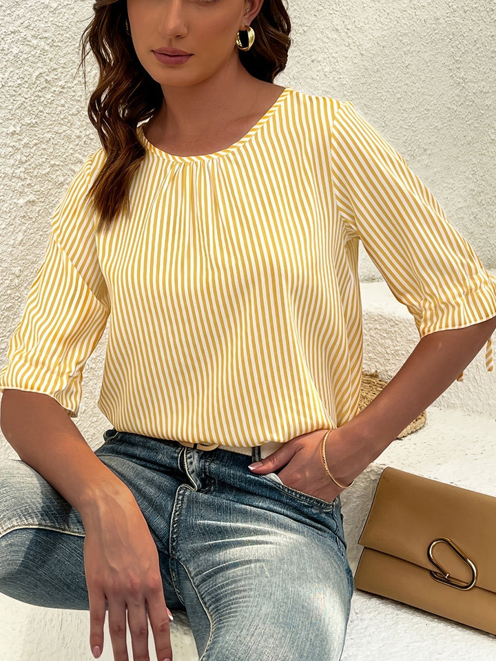 Damenbluse mit Streifenmuster, Seitenansicht mit locker fallender Silhouette