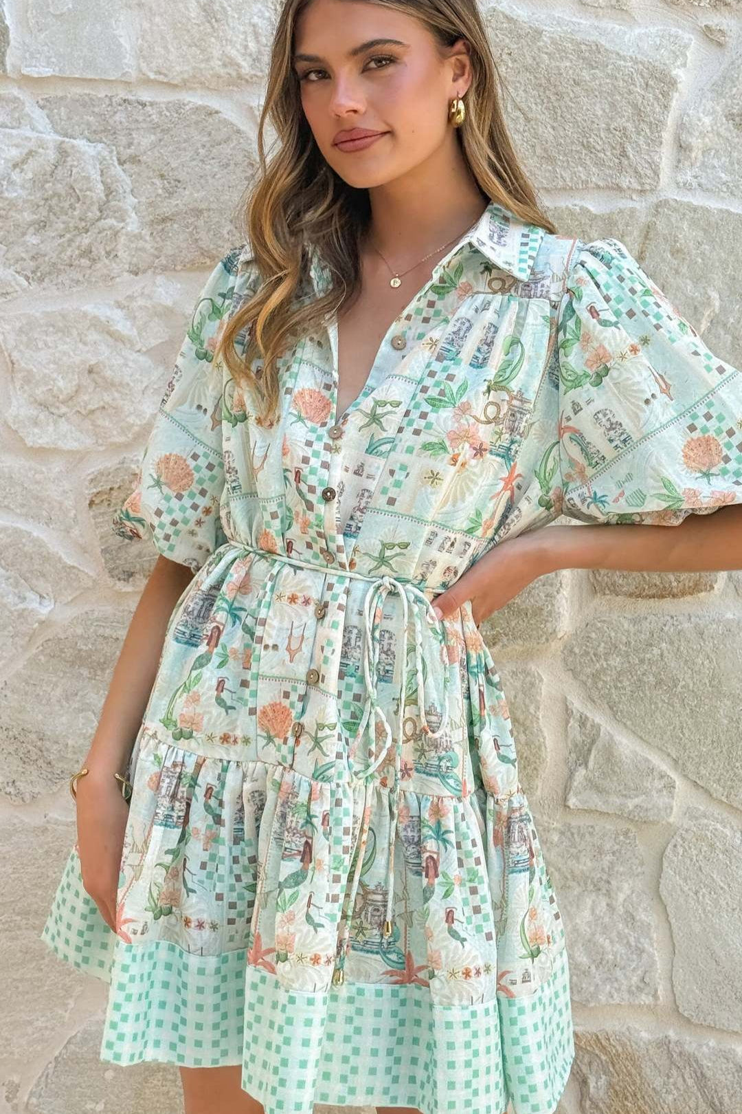 Kurzes Damenkleid mit floralem Print für Sommer und Urlaub