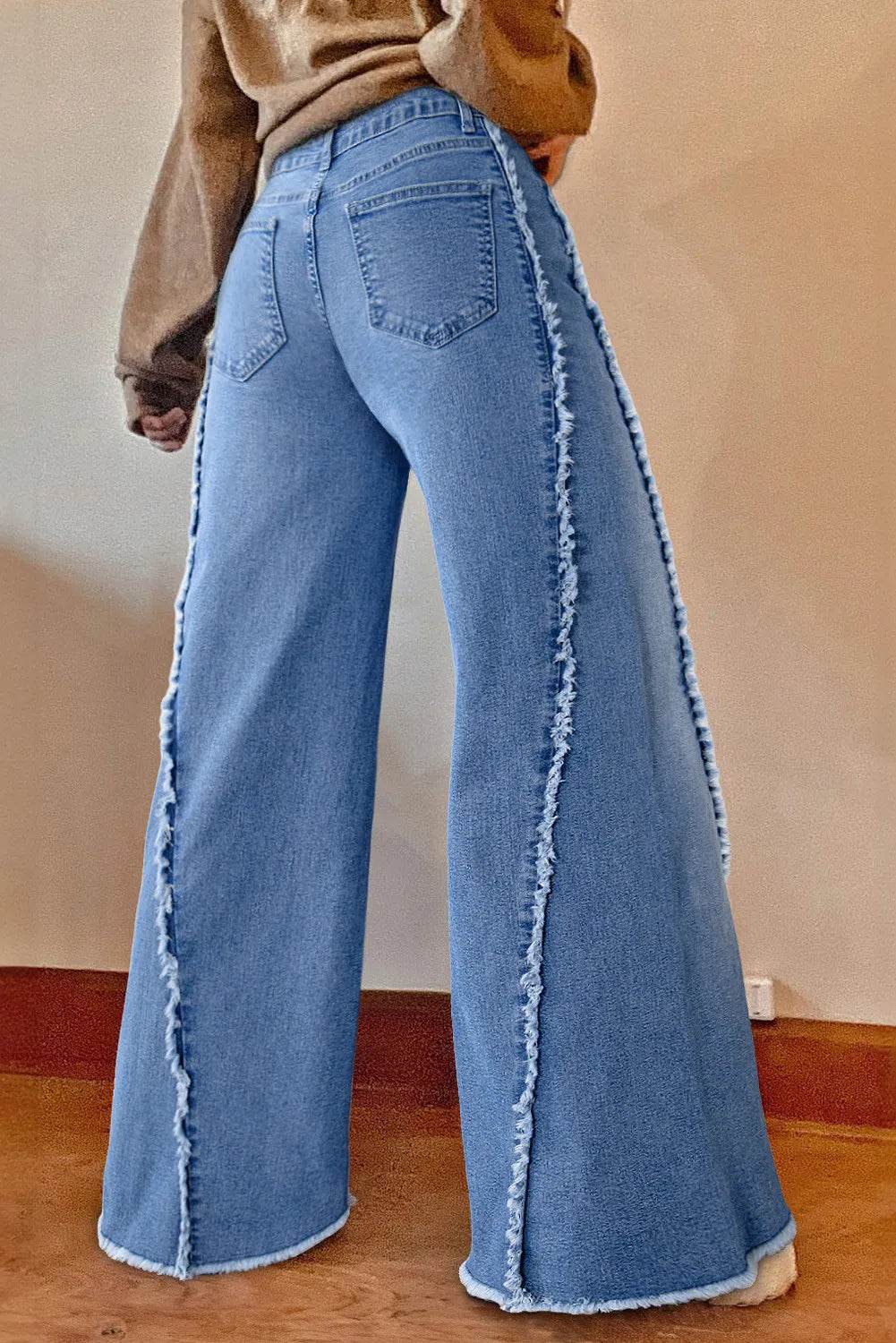 Jeans mit rohem Saum, weitem Bein und Taschen