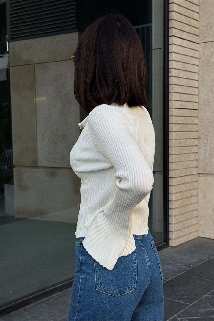 Detailansicht der gerippten Strickstruktur am Damen-Cardigan