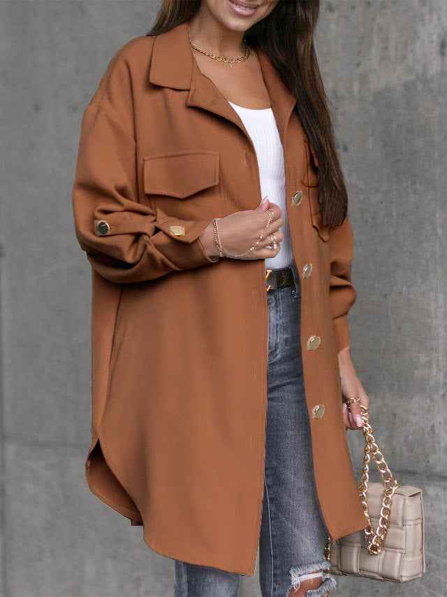 Bequeme lange Hemdjacke mit Knöpfen, Wollkragen und Revers