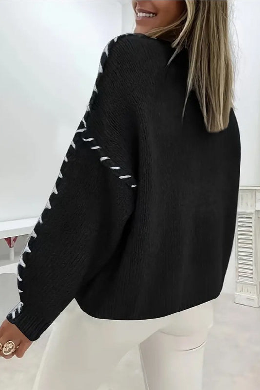 Seitliche Ansicht des Damen-Strickpullovers mit Kontrastdetail