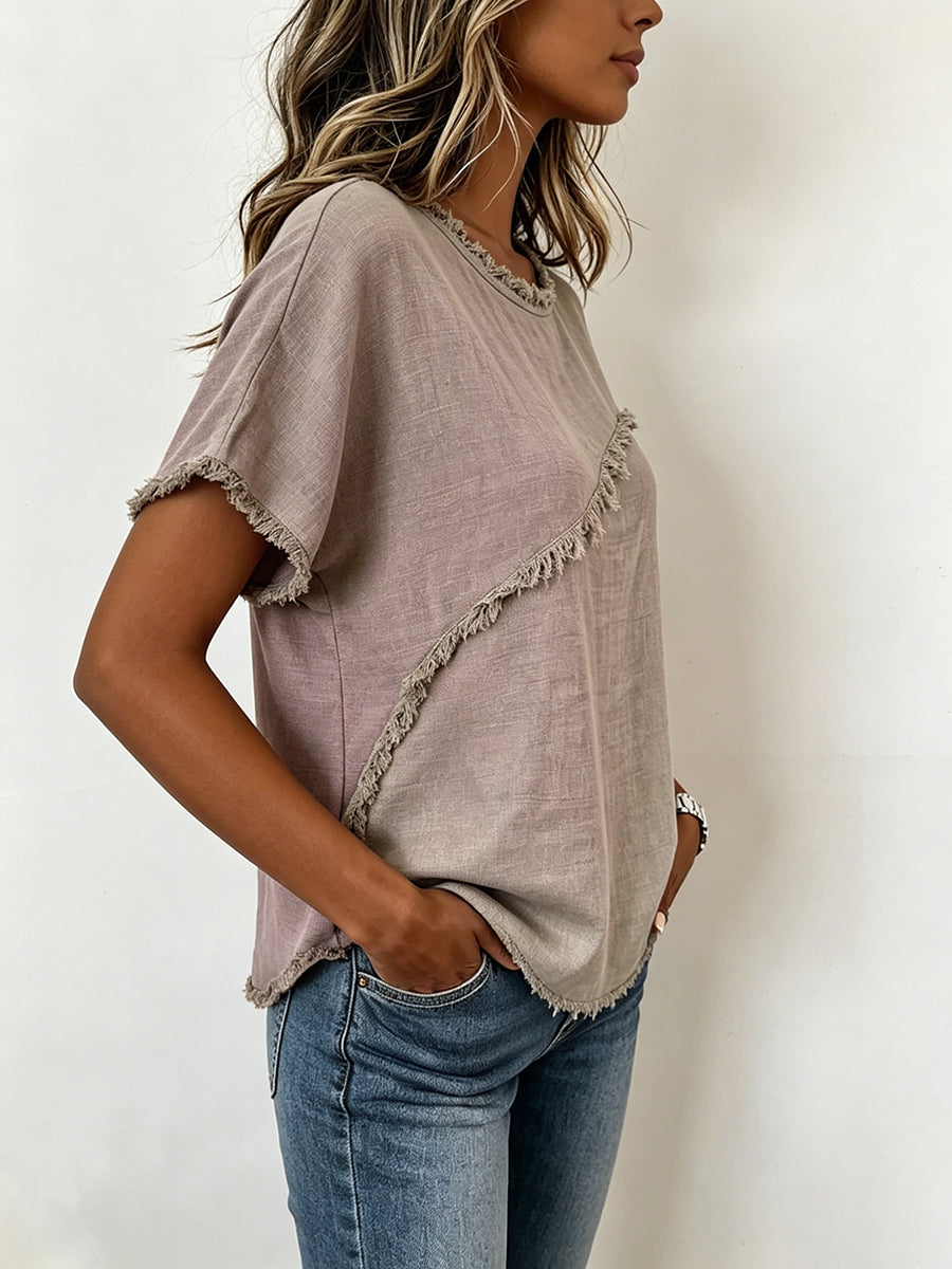Detailansicht der Fransen am Saum eines Damen T-Shirts