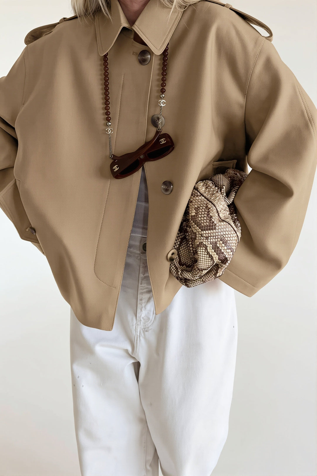 Detailansicht des Gürtels am Damen-Kurztrenchcoat