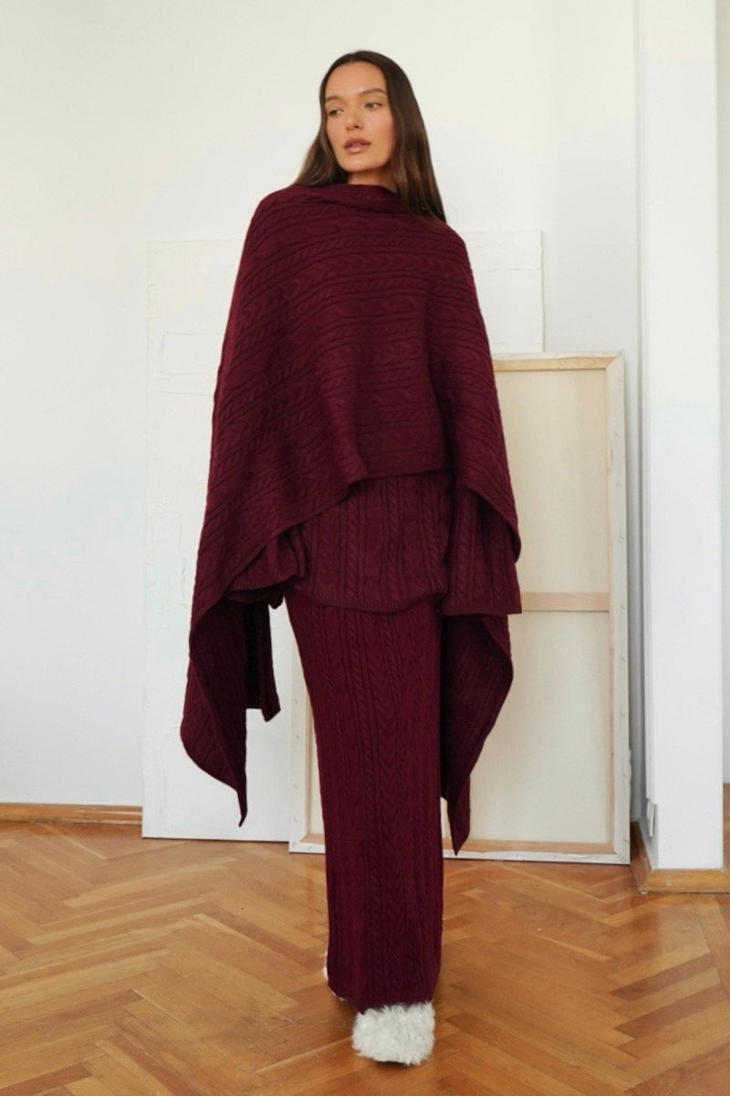 Zweiteiliges Damen-Outfit aus Strick mit Poloshirt und Maxirock