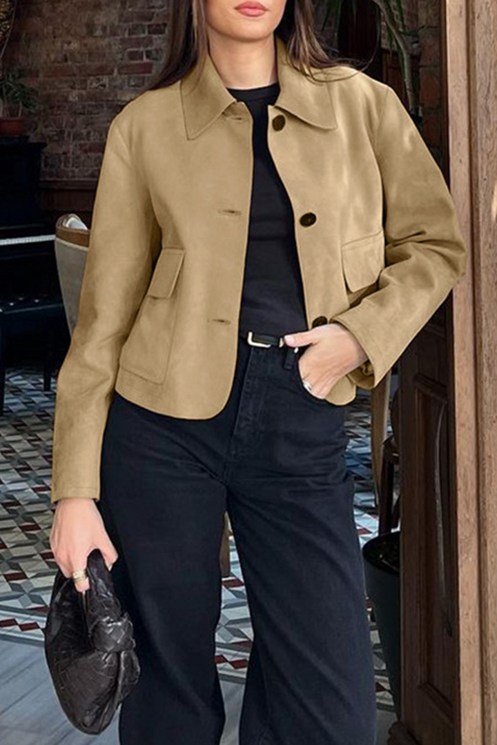 Lässige Jacke mit durchgeknöpftem Hemdkragen