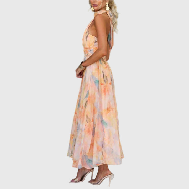 Detailansicht des Stoffes mit Farbverlauf am eleganten Damen-Maxikleid