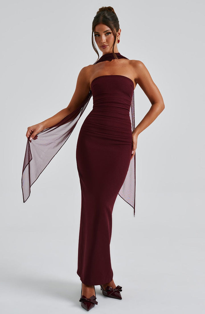 Bodenlanges Damenkleid in einer stilvollen Gesamtansicht