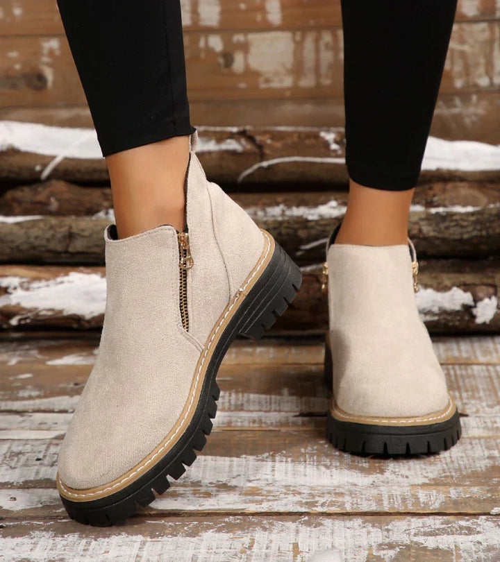 Seitliche Ansicht der Plateausohle an einer Damen-Stiefelette