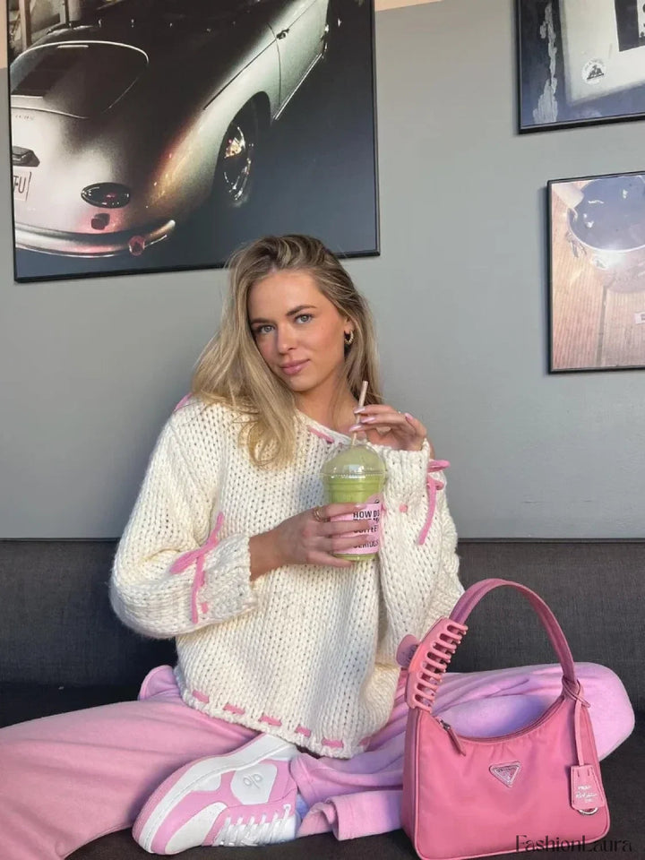 Gemütlicher Strickpullover mit Kontrastdetail