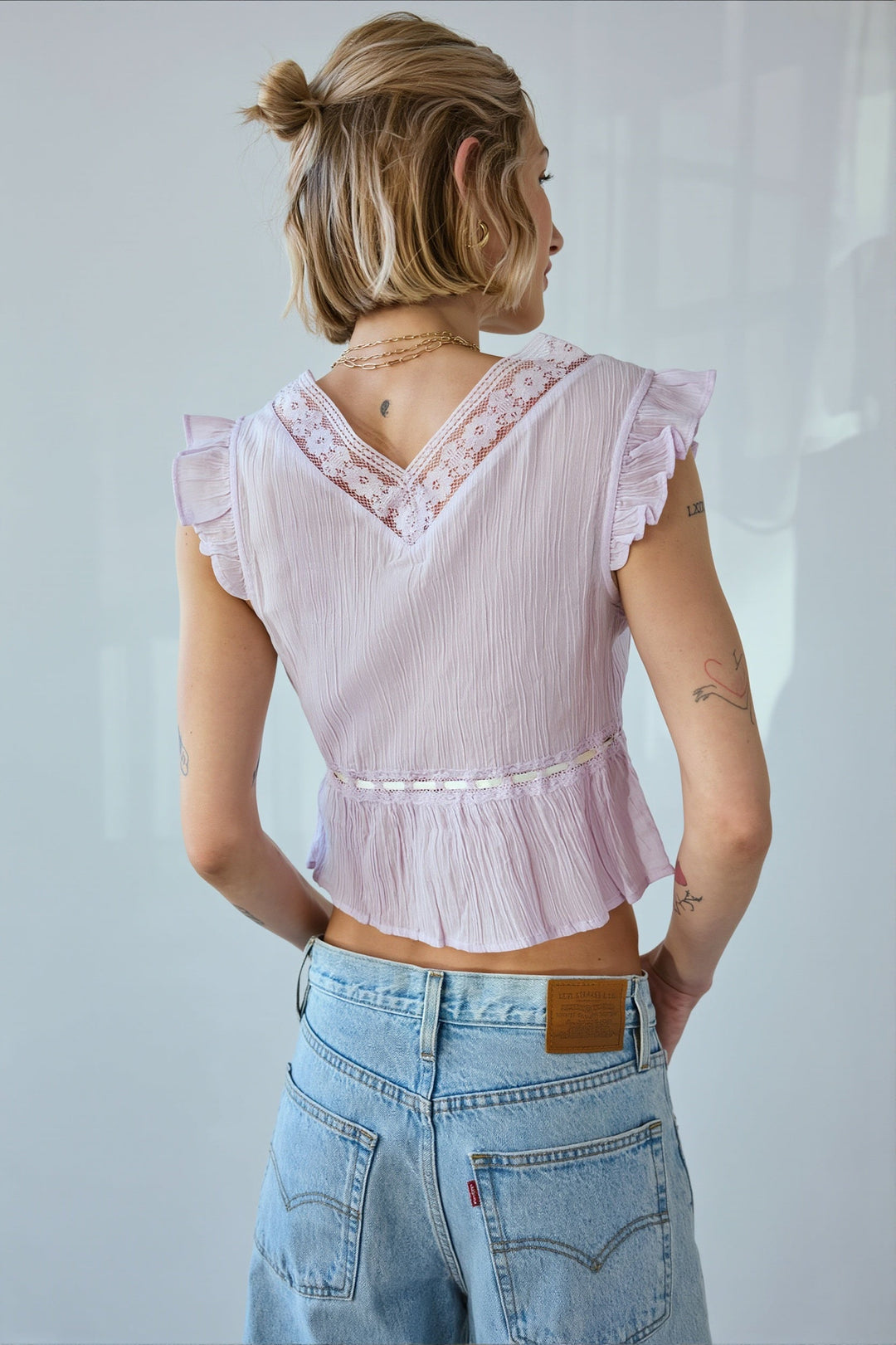 Detail des Bindebands am Kragen der Damen Rüschenbluse