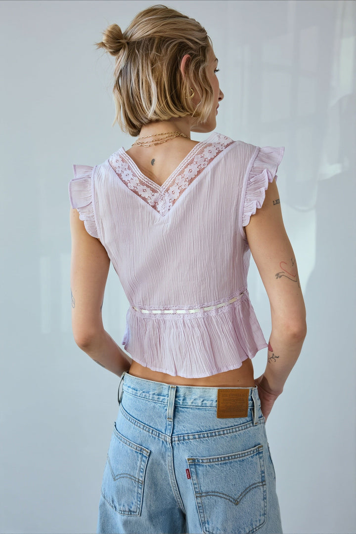Detail des Bindebands am Kragen der Damen Rüschenbluse