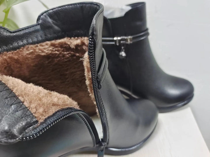 Elegante gefütterte Knöchelstiefel mit seitlichem Reißverschlussverschluss