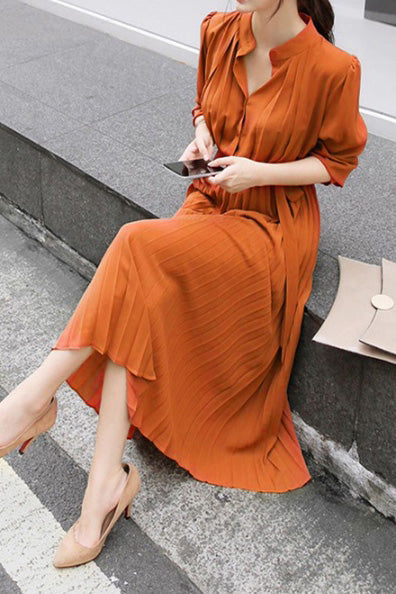 Plissiertes Chiffonkleid mit Puffärmeln