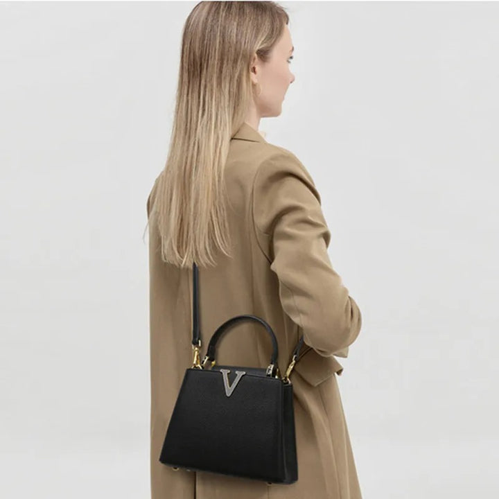 Helviora® | Strukturierte Handtasche mit goldfarbenem V-Detail