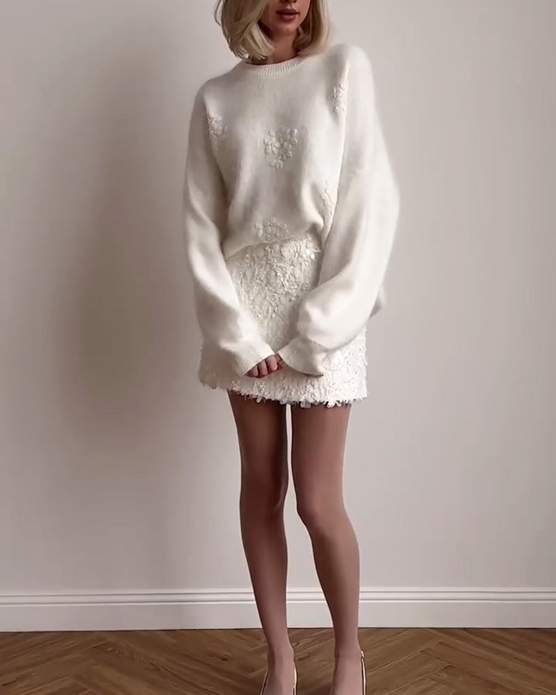 Damen-Strickpullover in Weiß mit lockerem Schnitt auf hellem Hintergrund