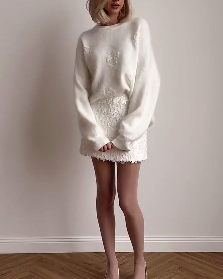 Damen-Strickpullover in Weiß mit lockerem Schnitt auf hellem Hintergrund