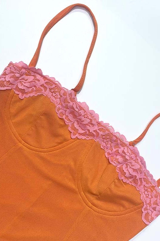 Detailaufnahme der Spitzenborte am Damen Midikleid