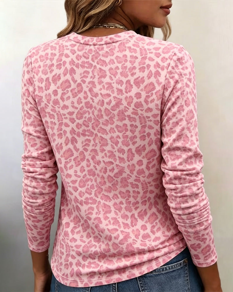 Langärmliges Damenoberteil mit auffälligem Leopardenprint