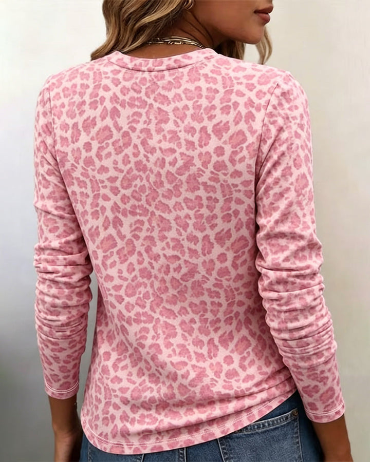 Langärmliges Damenoberteil mit auffälligem Leopardenprint