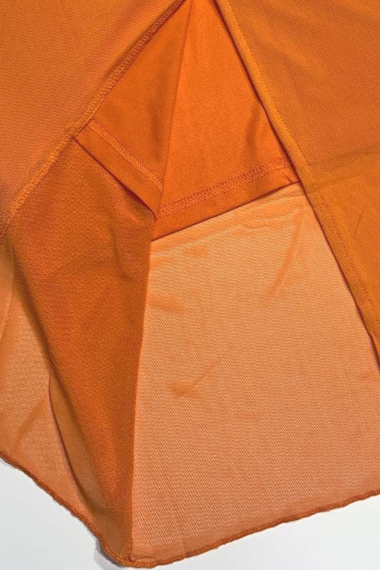 Ausschnitt und Wickel-Optik des Damen Midikleids mit Spitze