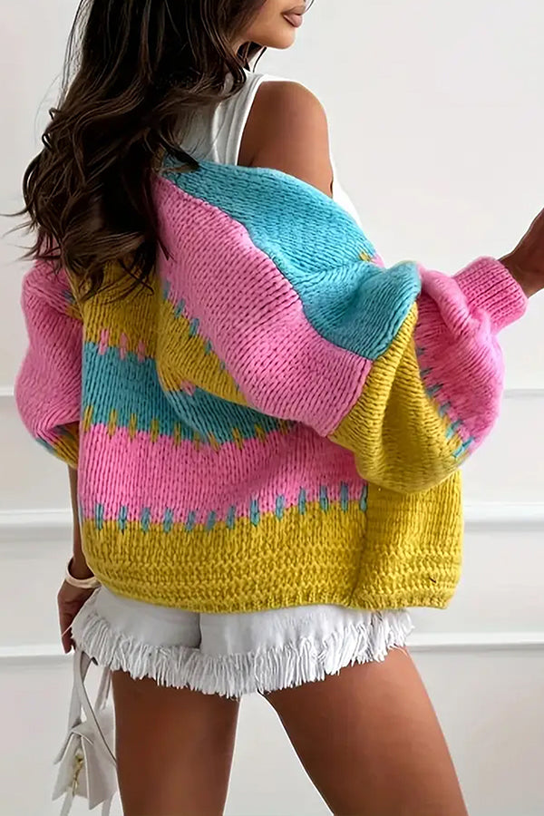 Gemütliche Freizeit-Strickjacke mit kontrastierender Nahtdetailierung