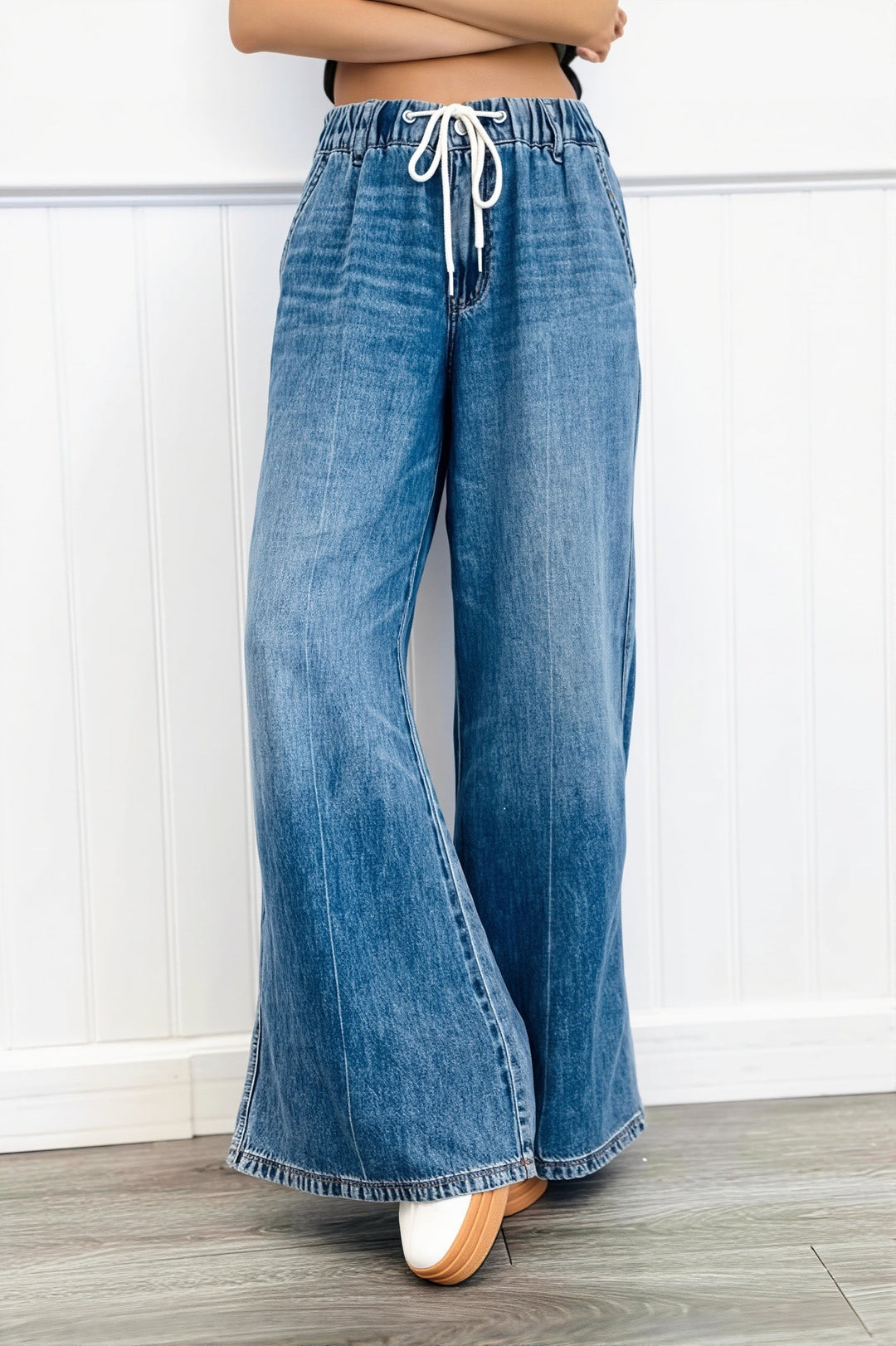 Damen Straight Leg Jeans mit Waschung und hohem Bund in Vorderansicht