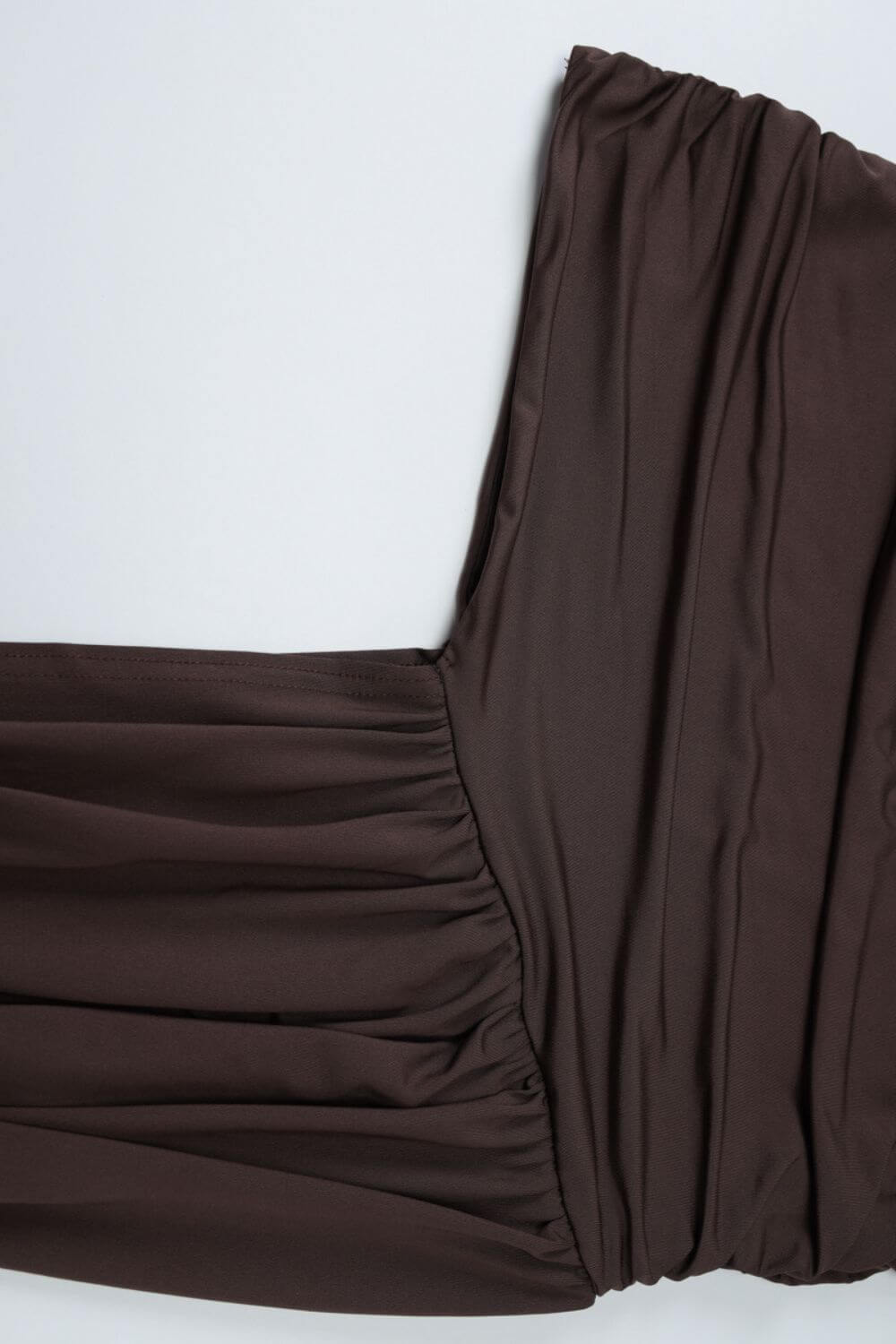 Asymmetrisches, drapiertes, einseitiges kurzes Kleid