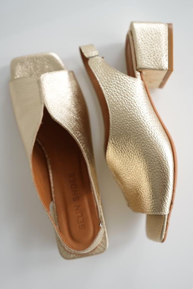 Damen Slingback Pumps mit offenem Fersenriemen mit Fokus auf den Absatz