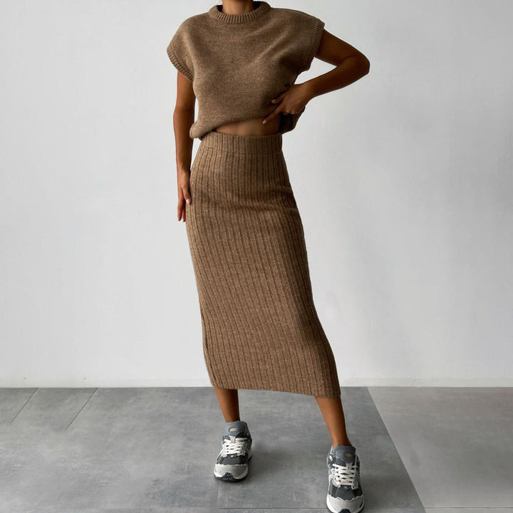 Gestricktes Kurzarm-Pullover- und Ripp-Midirock-Set