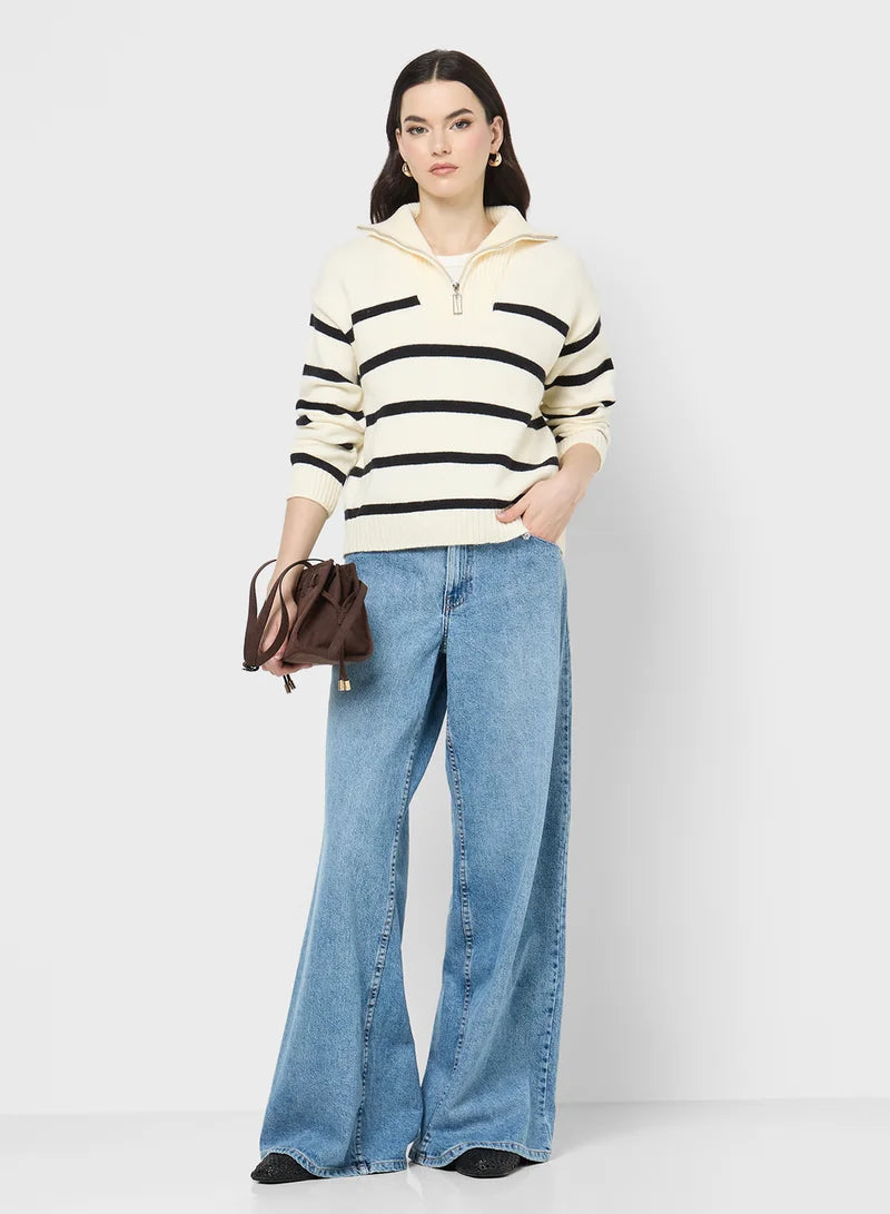 Gestreifter Statement-Pullover mit kräftigen Farbfeldern